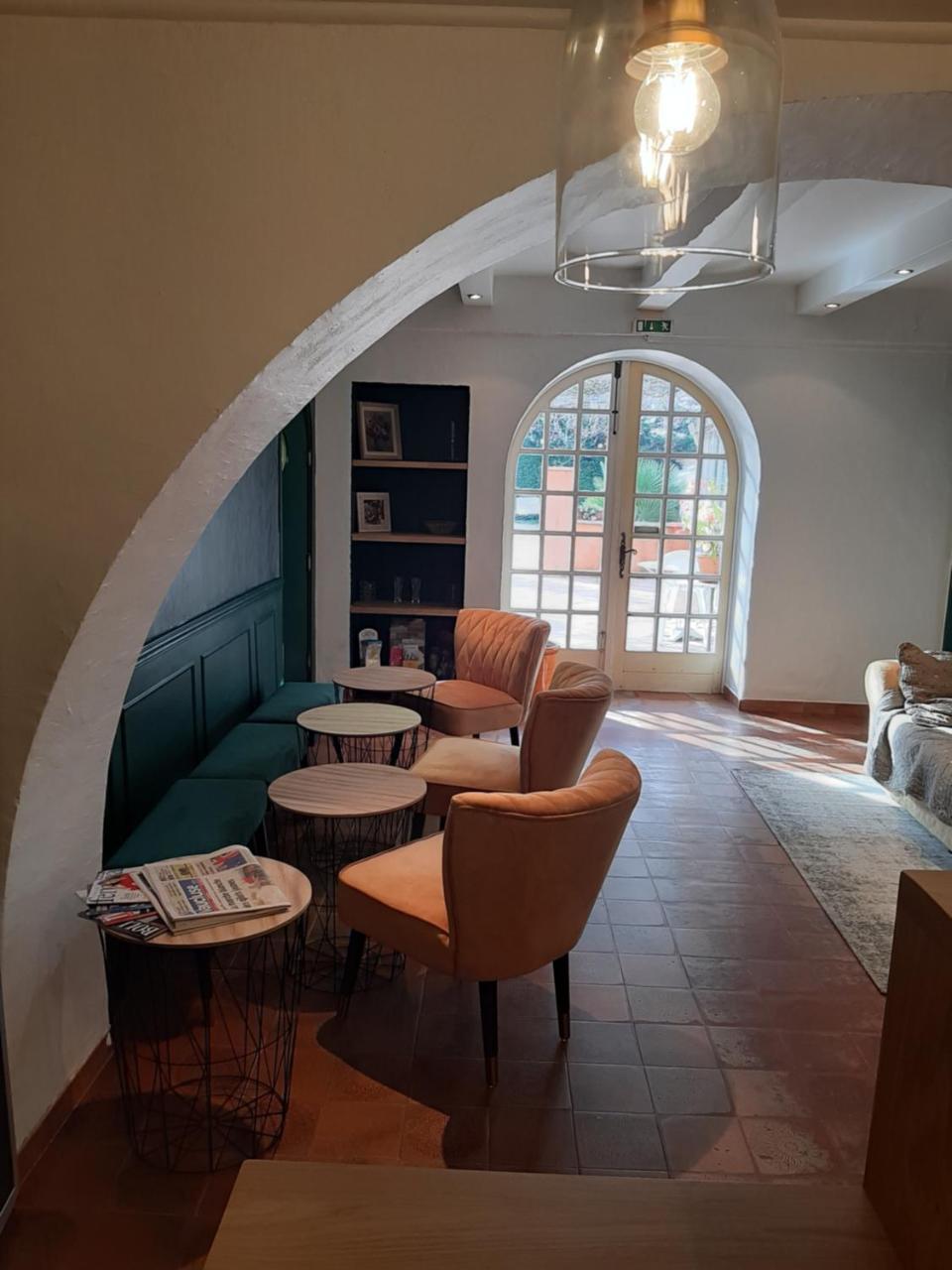 Logis Hotel Le Chene Vert Bollène Екстериор снимка
